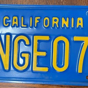 VINTAGE CALIFORNIA LICENSE PLATE 1NGEO76 COLLECTIBLE BLUE & YELLOW TAGS July1987